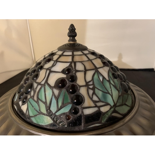 449 - A LARGE TIFFANY STYLE GRAPE DESIGN LEADED GLASS LIGHT FITTING CEILING ROSE 36CM