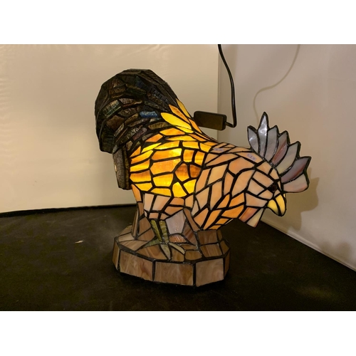 451 - A TIFFANY STYLE FARMYARD FEEDING CHICKEN/COCKEREL LEADED GLASS LAMP HEIGHT 30CM