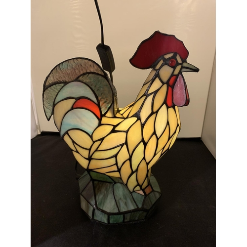 453 - A LARGE TIFFANY STYLE FARMYARD CHICKEN/COCKEREL LEADED GLASS LAMP HEIGHT 36CM