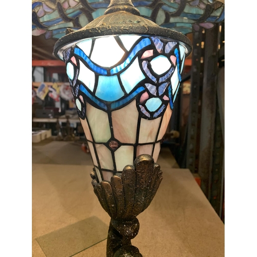 454 - A VERY LARGE TIFFANY STYLE SHELL DESIGN LEADED GLASS LAMP HEIGHT 70CM