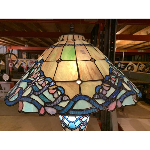 454 - A VERY LARGE TIFFANY STYLE SHELL DESIGN LEADED GLASS LAMP HEIGHT 70CM