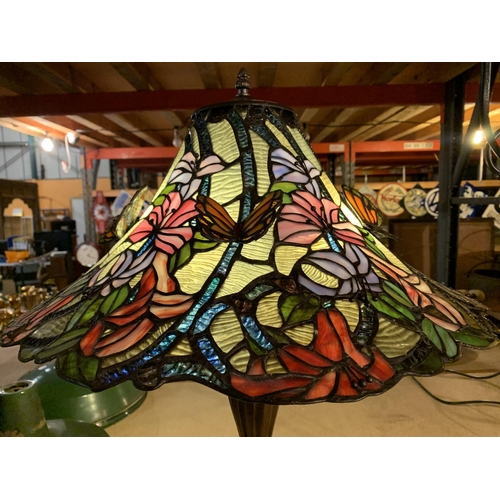 456 - A VERY LARGE TIFFANY STYLE LEADED GLASS LAMP WITH BUTTERFLIES HEIGHT 68CM