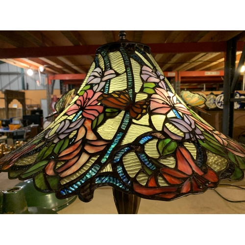 456 - A VERY LARGE TIFFANY STYLE LEADED GLASS LAMP WITH BUTTERFLIES HEIGHT 68CM