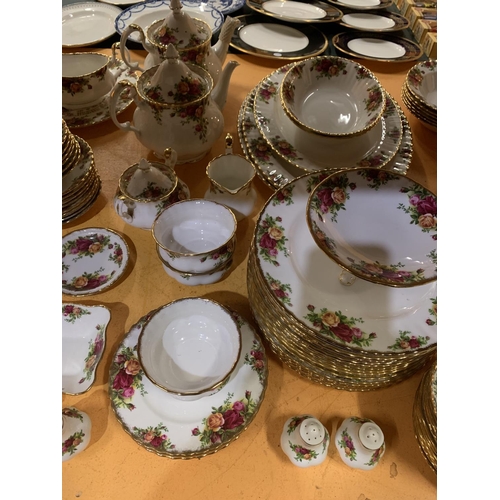 259 - A LARGE COLLECTION OF ROYAL ALBERT OLD COUNTRY ROSES DINNER WARE TO INCLUDE PLATES, SIDE PLATES, DES... 