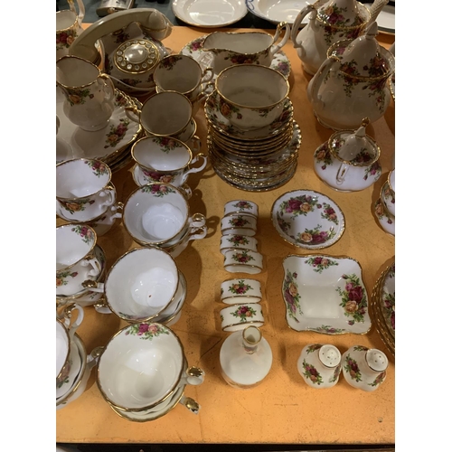 259 - A LARGE COLLECTION OF ROYAL ALBERT OLD COUNTRY ROSES DINNER WARE TO INCLUDE PLATES, SIDE PLATES, DES... 