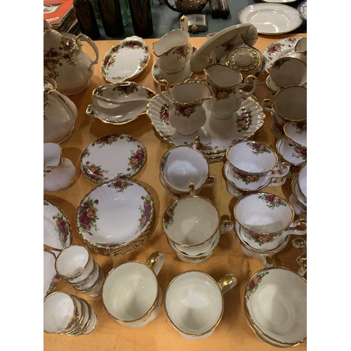 259 - A LARGE COLLECTION OF ROYAL ALBERT OLD COUNTRY ROSES DINNER WARE TO INCLUDE PLATES, SIDE PLATES, DES... 