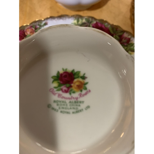 259 - A LARGE COLLECTION OF ROYAL ALBERT OLD COUNTRY ROSES DINNER WARE TO INCLUDE PLATES, SIDE PLATES, DES... 