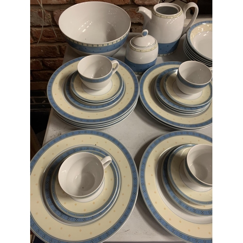 280 - A LARGE COLLECTION OF WEDGWOOD DINNER WARE IN THE 