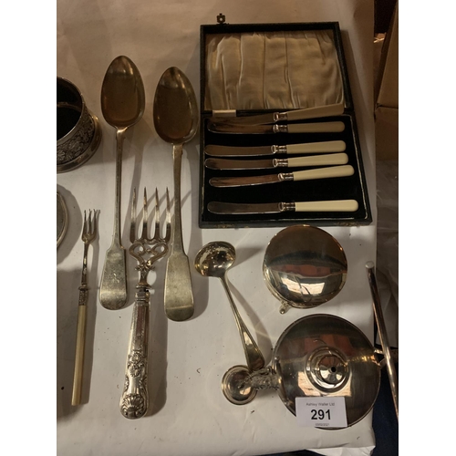 291 - A COLLECTION OF WHITE METAL AND SILVER PLATE TO INCLUDE SPOONS, BOXED KNIVES, BRUSH AND MIRROR SET E... 