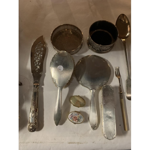 291 - A COLLECTION OF WHITE METAL AND SILVER PLATE TO INCLUDE SPOONS, BOXED KNIVES, BRUSH AND MIRROR SET E... 