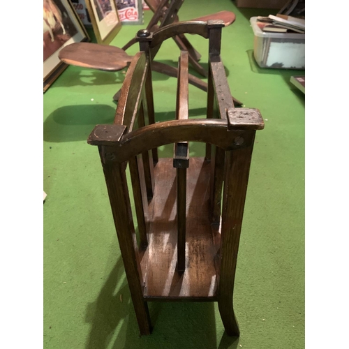 462 - AN ARTS AND CRAFTS EARLY 20TH CENTURY OAK TWO DIVISION BOOK RACK WITH CENTRAL ROUNDEL