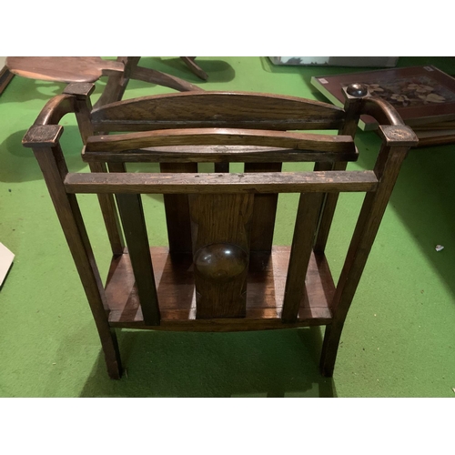 462 - AN ARTS AND CRAFTS EARLY 20TH CENTURY OAK TWO DIVISION BOOK RACK WITH CENTRAL ROUNDEL