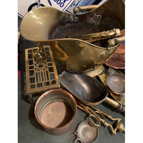 865 - VARIOUS ITEMS TO INCLUDE A BRASS COAL BUCKET, COMPANION SETS, TRIVETS ETC