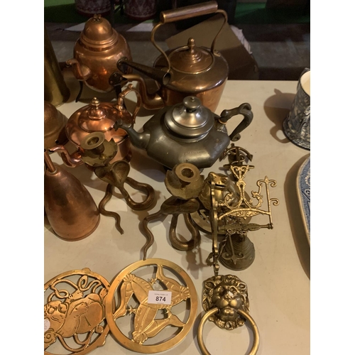 874 - A COLLECTION OF BRASS AND COPPER TO INCLUDE PANS, TRIVETS, KNOCKER, KETTLES ETC