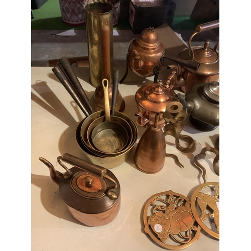 874 - A COLLECTION OF BRASS AND COPPER TO INCLUDE PANS, TRIVETS, KNOCKER, KETTLES ETC