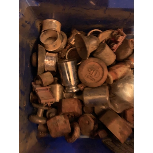 883 - A BOX CONTAINING VARIOUS WEIGHTS AND FURTHER METAL ITEMS