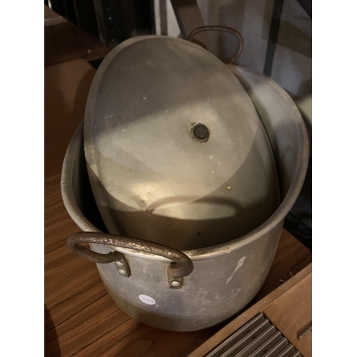 884 - A LARGE ALUMINIUM COOKING POT AND A VINTAGE MANDOLIN SLICER