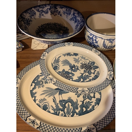 885 - VARIOUS ITEMS OF CERAMICS TO INCLUDE A LARGE CUP, PLATES ETC