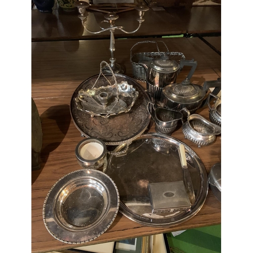 889 - A LARGE QUANTITY OF SILVER PLATED ITEMS TO INCLUDE A TEA/COFFEE SET, TRAYS ETC