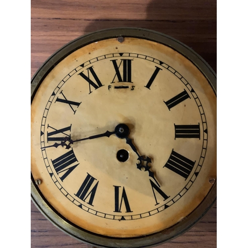 891 - A VINTAGE BRASS SHIPS CLOCK WITH KEY MADE BY F W ELLIOTT LTD CROYDON 21B/829 ER 1952