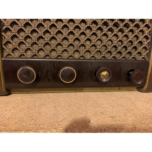 895 - A VINTAGE G & C RADIO