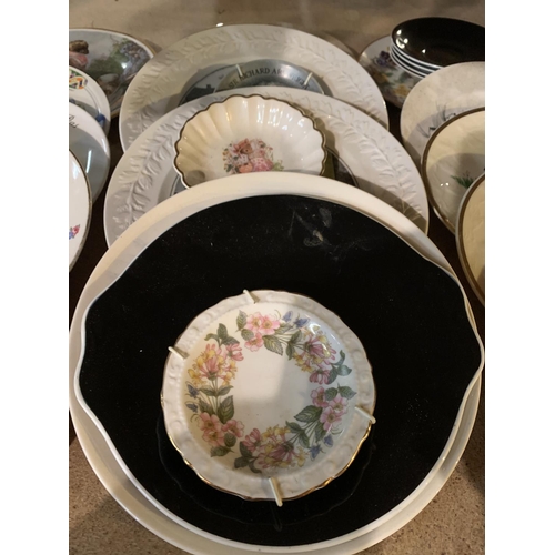 900 - A COLLECTION OF CERAMIC COLLECTABLE PLATES