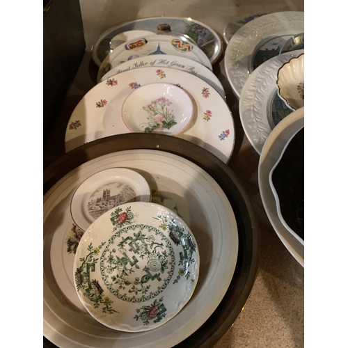 900 - A COLLECTION OF CERAMIC COLLECTABLE PLATES