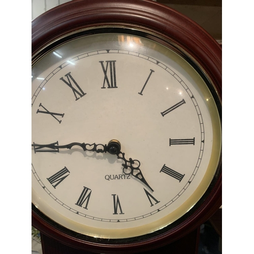 902 - A QUARTZ WALL CLOCK IN WORKING ORDER