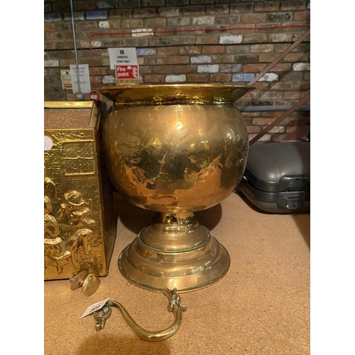 809 - TWO ITEMS OF BRASSWARE TO INCLUDE A MAGAZINE RACK AND A LARGE PLANTER