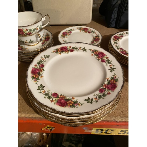 810 - A COLLECTION OF OLD COUNTRY ROSES STYLE DINNER WARE AND AN OLD COUNTRY ROSES MEAT PLATTER