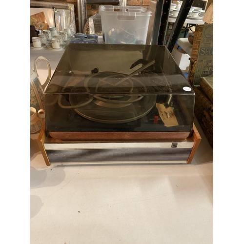 812 - A DECCA SOUND SYSTEM TURNTABLE AND A VINTAGE ELECTRA 711 RADIO