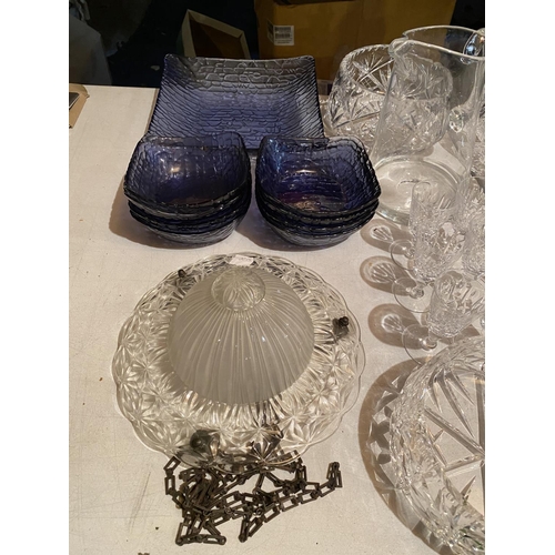 818 - A LARGE QUANTITY OF GLASSWARE TO INCLUDE COLOURED GLASSES, VINTAGE LIGHT SHADE, BOWL, DISHES ETC