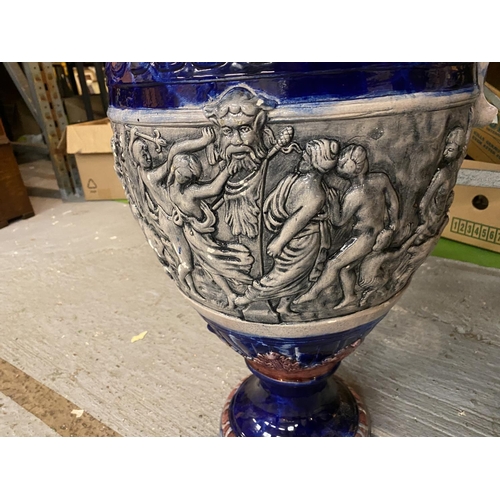 842 - A LARGE DECORATIVE URN WITH BLUE GLAZE AND A GRECIAN DESIGN