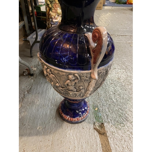 842 - A LARGE DECORATIVE URN WITH BLUE GLAZE AND A GRECIAN DESIGN