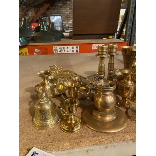 843 - A LARGE COLLECTION OF BRASSWARE TO INCLUDE VASES, CANDLESTICKS, URNS ETC