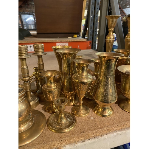 843 - A LARGE COLLECTION OF BRASSWARE TO INCLUDE VASES, CANDLESTICKS, URNS ETC