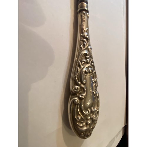 585 - A HALLMARKED BIRMINGHAM SILVER HANDLED BUTTON HOOK AND A WHITE METAL KNIFE IN A DECORATIVE SHEATH