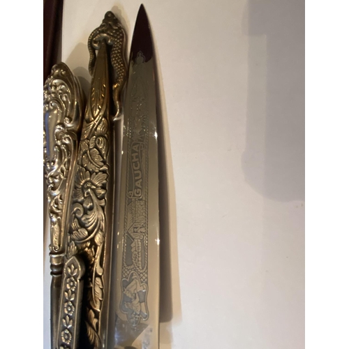 585 - A HALLMARKED BIRMINGHAM SILVER HANDLED BUTTON HOOK AND A WHITE METAL KNIFE IN A DECORATIVE SHEATH