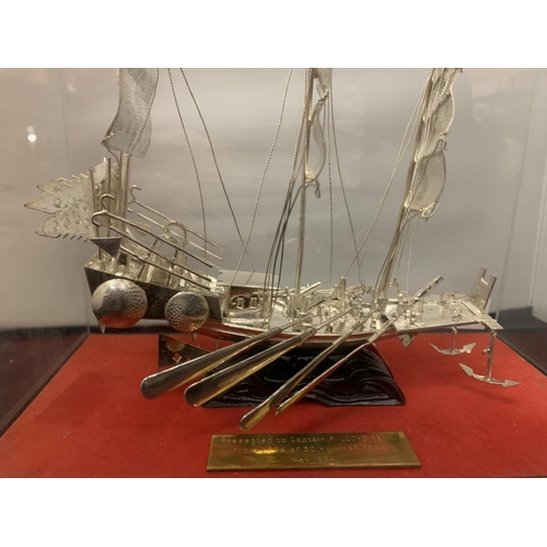 16A - A WHITE METAL POSSIBLY SILVER MODEL OF A CHINESE JUNK IN A GLASS PRESENTATION CASE