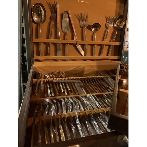 456A - A LARGE HAI PAN CANTEEN OF CUTLERY