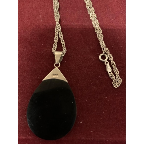 598 - A SILVER CHAIN AND PENDANT MARKED 925 WITH A PEARLISED TEARDROP DESIGN