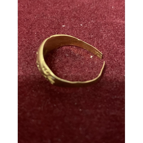 600 - A SMALL 18 CARAT GOLD RING WITH CLEAR GLASS CHIPS (A/F)