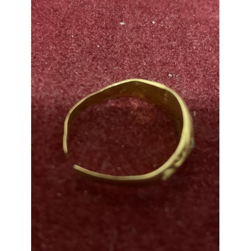 600 - A SMALL 18 CARAT GOLD RING WITH CLEAR GLASS CHIPS (A/F)