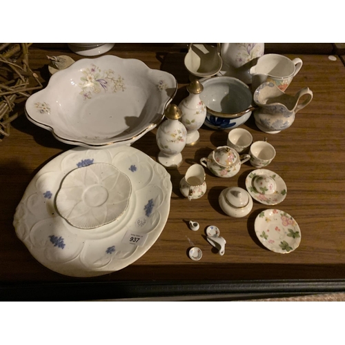 937 - A SELECTION OF CERAMIC WARE TO INCLUDE A DOLL'S CHINA TEA SET, A PAIR OF JUGS ETC