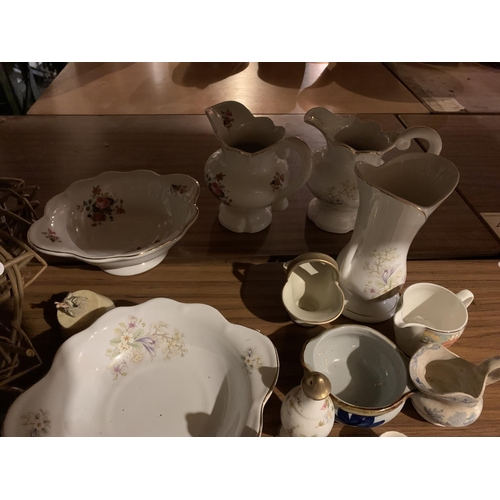 937 - A SELECTION OF CERAMIC WARE TO INCLUDE A DOLL'S CHINA TEA SET, A PAIR OF JUGS ETC