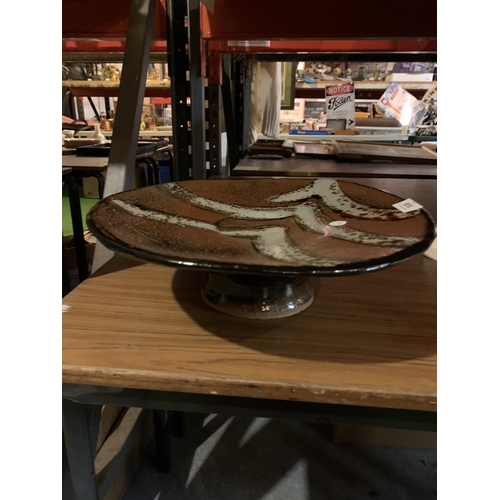 938 - A GLAZED STUDIO WARE CAKE STAND