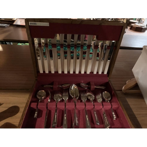 940 - A VINTAGE CARVING SET AND A VINERS CANTEEN OF CUTLERY