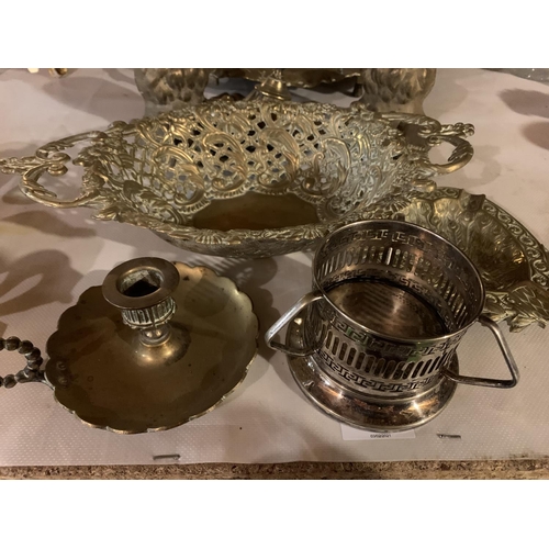 947 - AN ASSORTMENT OF BRASS ITEMS TO INCLUDE DOOR STOPS AND A VERY LARGE URN