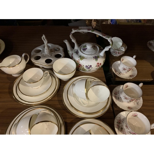 952 - AN ASSORTMENT OF BONE CHINA TO INCLUDE WEDGWOOD AND ROYAL ALBERT