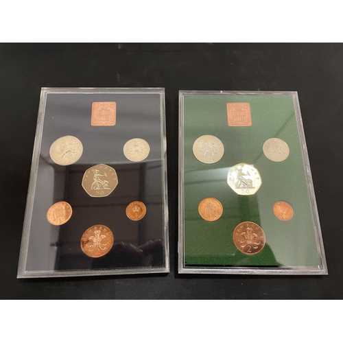 400 - THE COINAGE OF GREAT BRITAIN & NORTHERN IRELAND FOR THE YEARS 1975 & 1976 . BOTH PRISTINE